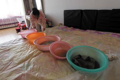 上思楼上漏水，住户失联，小区没物管，业主维权难！律师来支招……